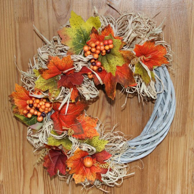 Podzimní kouzlo se pomalu loučí… 🍂 Máme posledních pár ručně vyráběných věnců, každý originál, každý s duší. A pak už se...