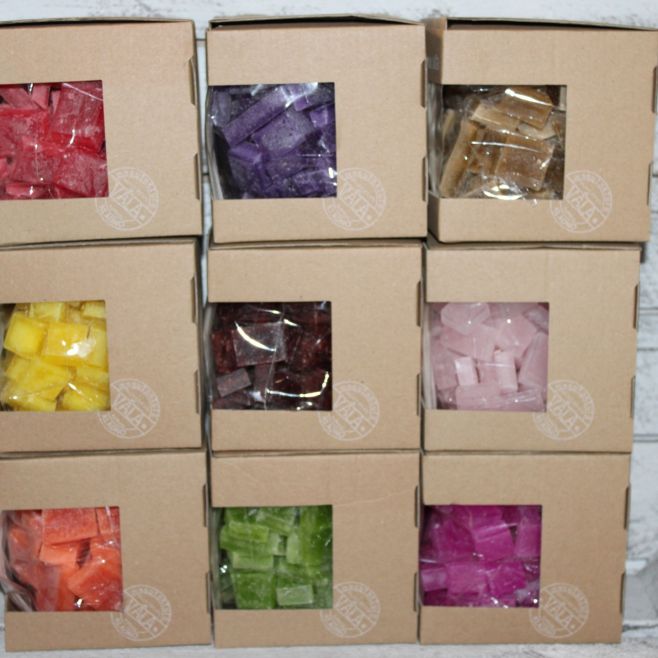 Dárková sada na výrobu svíček Ideální dárek pro všechny, kdo milují tvoření a vůni hořící svíčky. Sada obsahuje vosk v...